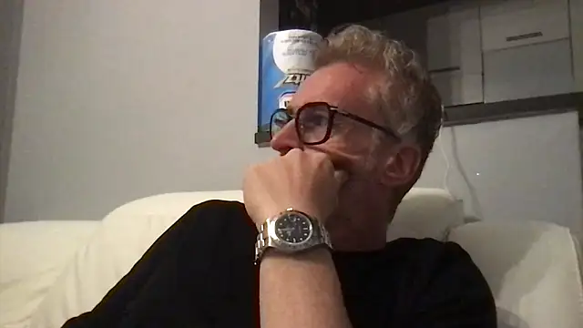 Snapshot of Axl_hot chatting on April 22, 8:59 pm Axl hot online show from April 22, 8:59 pm