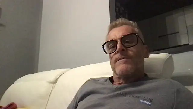 Axl hot online show from November 4, 5:28 pm