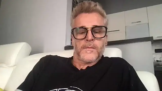 Snapshot of Axl_hot chatting on June 2, 10:15 am Axl hot online show from June 2, 10:15 am