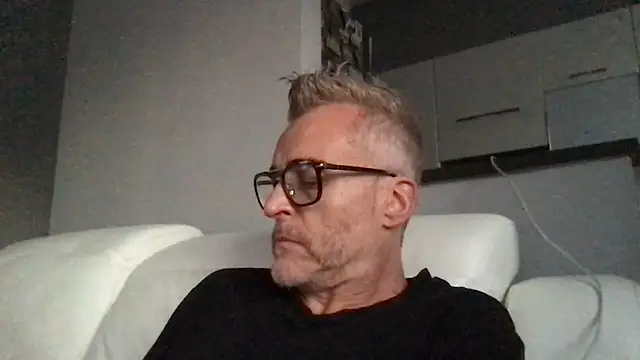 Snapshot of Axl_hot chatting on June 12, 7:00 pm Axl hot online show from June 12, 7:00 pm
