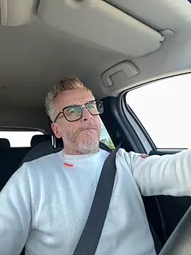 Axl hot online show from March 31, 3:36 pm