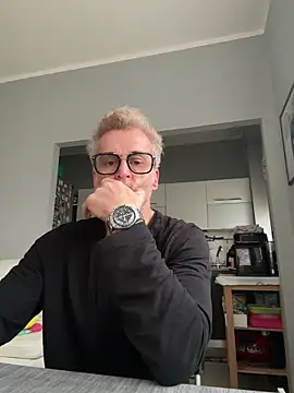 Snapshot of Axl_hot chatting on March 2, 8:32 am Axl hot online show from March 2, 8:32 am