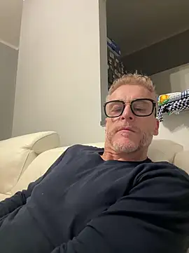 Axl hot online show from March 16, 8:44 pm