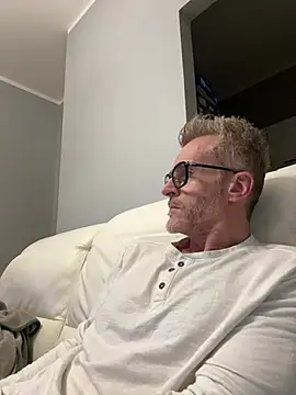 Axl hot online show from March 18, 6:31 pm