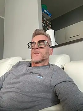 Axl hot online show from March 4, 1:08 pm