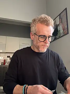 Snapshot of Axl_hot chatting on February 21, 11:23 am Axl hot online show from February 21, 11:23 am