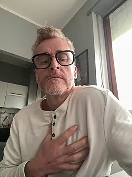 Axl hot online show from March 22, 4:30 pm