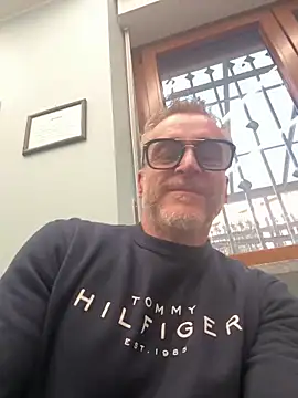 Axl hot online show from March 20, 4:52 pm