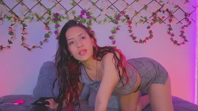 Snapshot of Lolarosesxs chatting on November 19, 9:26 pm Lolarosesxs online show from November 19, 9:26 pm