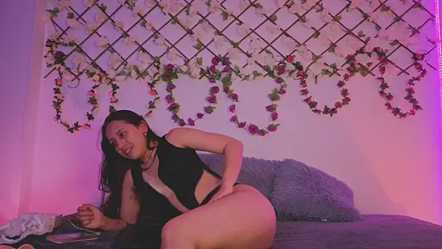 Snapshot of Lolarosesxs chatting on November 29, 12:33 am Lolarosesxs online show from November 29, 12:33 am