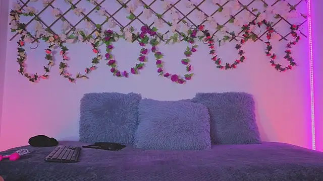 Snapshot of Lolarosesxs chatting on November 15, 12:14 am Lolarosesxs online show from November 15, 12:14 am