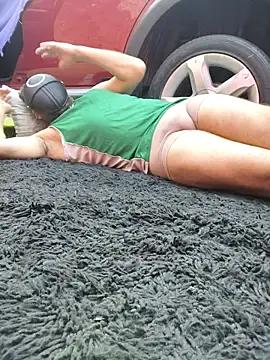 Snapshot of bad_wolf28 chatting on October 7, 10:38 am bad wolf28 online show from October 7, 10:38 am