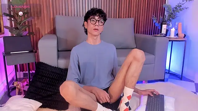 Snapshot of Phillicious__ chatting on February 14, 10:54 pm Phillicious online show from February 14, 10:54 pm