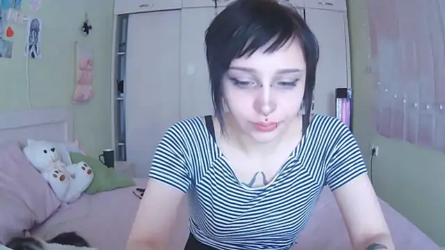 Snapshot of SineKiraReal chatting on October 16, 10:34 am SineKiraReal online show from October 16, 10:34 am