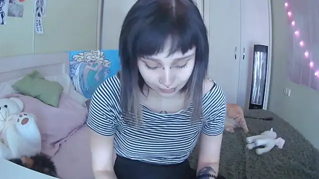 Snapshot of SineKiraReal chatting on October 4, 7:32 am SineKiraReal online show from October 4, 7:32 am