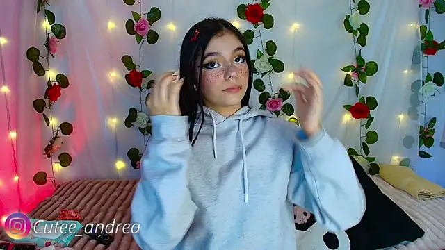 Snapshot of cutee_andrea chatting on October 17, 2:15 am cutee andrea online show from October 17, 2:15 am