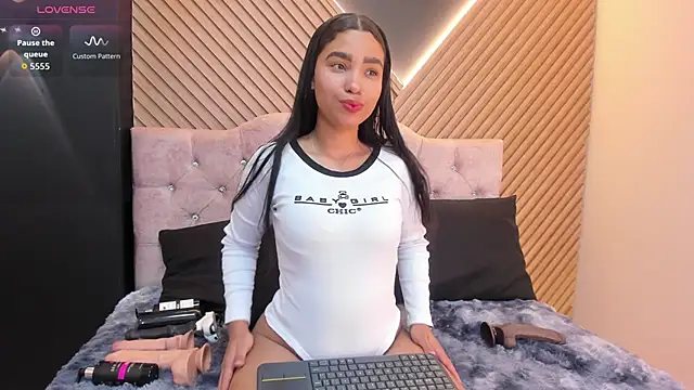 Snapshot of KhateAndersson chatting on December 2, 8:32 pm KhateAndersson online show from December 2, 8:32 pm