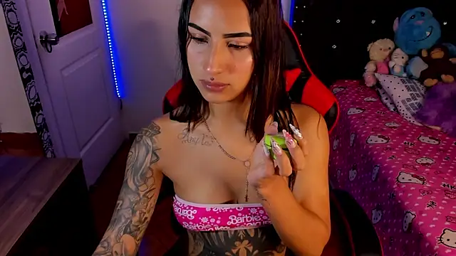 Snapshot of Samanthademonx20_ chatting on May 8, 2:15 am Samanthademonx20 online show from May 8, 2:15 am