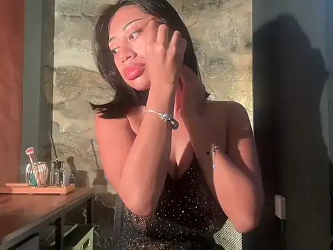 Snapshot of LittleHermes chatting on October 27, 2:34 am LittleHermes online show from October 27, 2:34 am