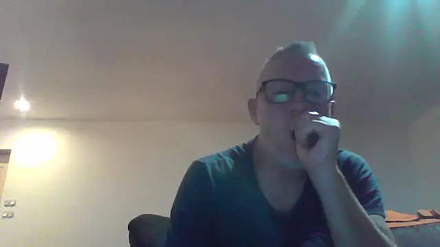 Snapshot of davv28 chatting on October 16, 2:53 am davv28 online show from October 16, 2:53 am