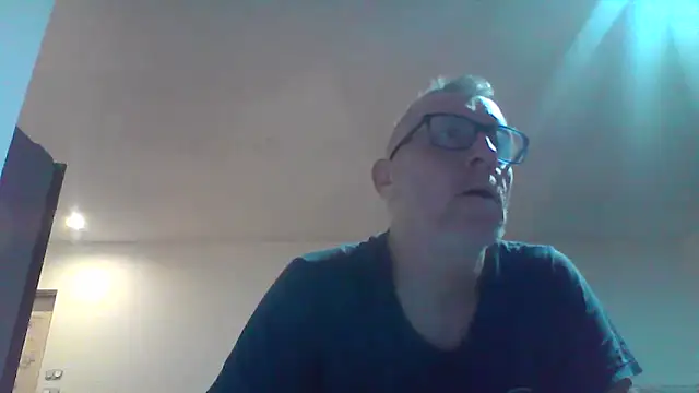 Snapshot of davv28 chatting on October 17, 1:31 am davv28 online show from October 17, 1:31 am