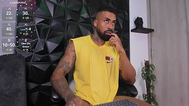 Snapshot of OstinDaniels chatting on October 28, 9:03 pm OstinDaniels online show from October 28, 9:03 pm