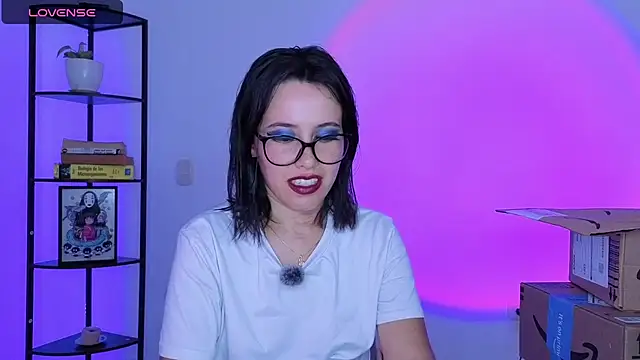 girldom online show from July 1, 5:13 pm