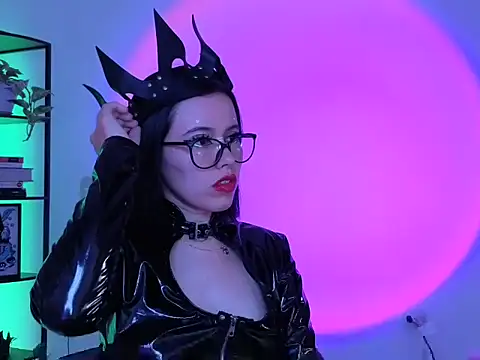 girldom online show from March 18, 4:30 pm