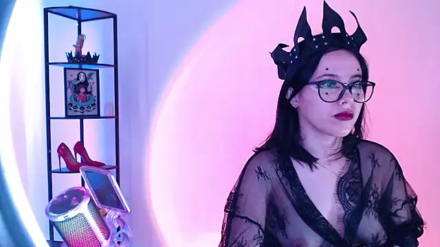 girldom online show from January 7, 4:56 pm