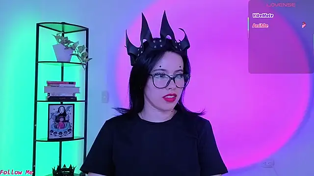 girldom online show from March 9, 4:10 pm