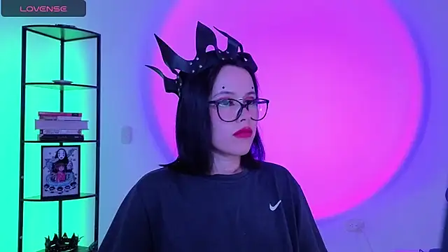 girldom online show from April 14, 3:28 pm
