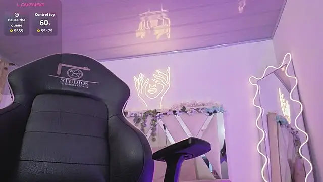 ZURY TAY online show from March 7, 11:49 am