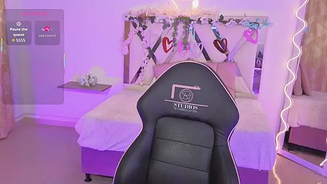 Snapshot of ZURY_TAY chatting on October 10, 11:44 am ZURY TAY online show from October 10, 11:44 am