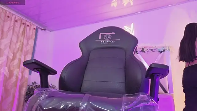 ZURY TAY online show from March 28, 11:44 am