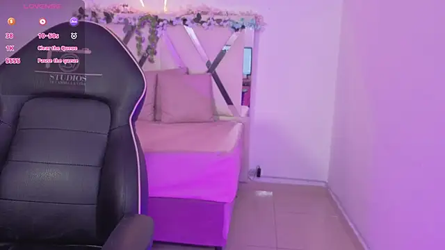 ZURY TAY online show from March 24, 11:43 am