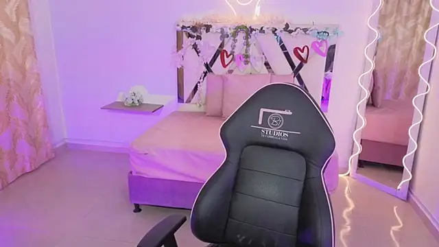 Snapshot of ZURY_TAY chatting on November 6, 11:47 am ZURY TAY online show from November 6, 11:47 am