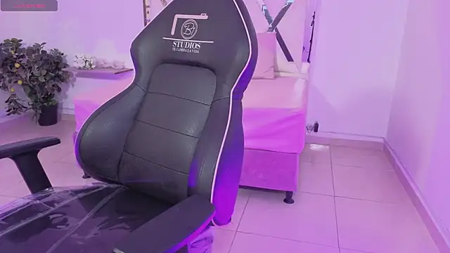 ZURY TAY online show from March 21, 11:47 am