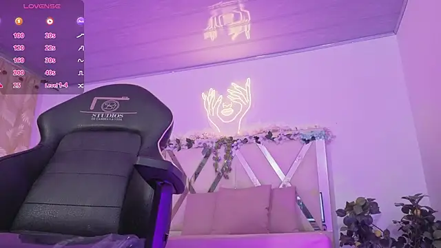 ZURY TAY online show from March 25, 11:42 am