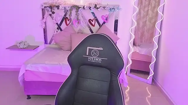 Snapshot of ZURY_TAY chatting on September 23, 11:50 am ZURY TAY online show from September 23, 11:50 am