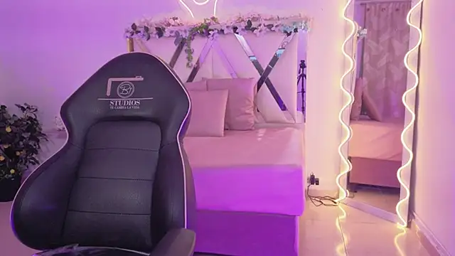 ZURY TAY online show from March 30, 11:55 am