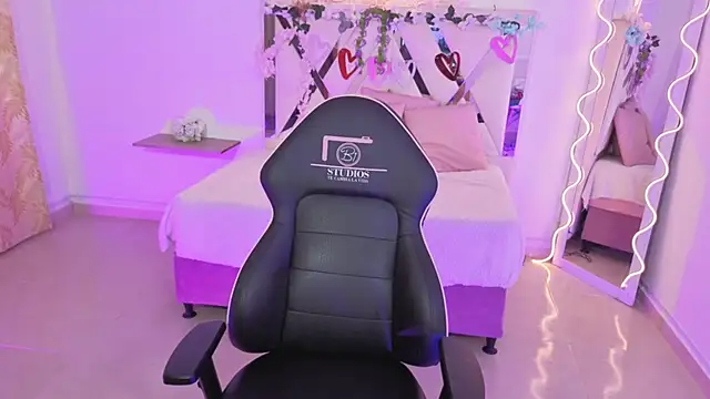 Snapshot of ZURY_TAY chatting on October 22, 11:53 am ZURY TAY online show from October 22, 11:53 am