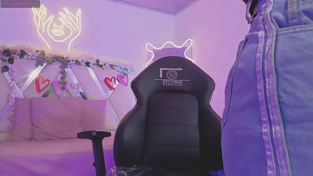 Snapshot of ZURY_TAY chatting on November 29, 11:43 am ZURY TAY online show from November 29, 11:43 am