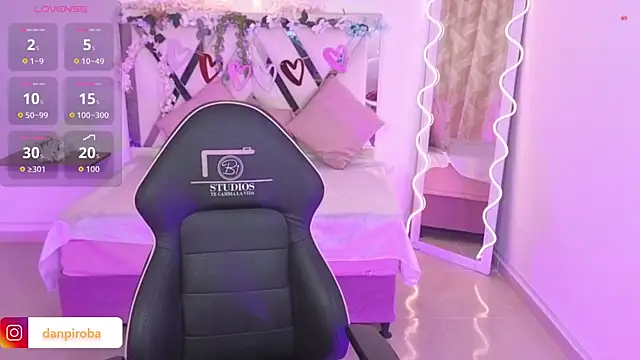 Snapshot of ZURY_TAY chatting on September 22, 11:49 am ZURY TAY online show from September 22, 11:49 am