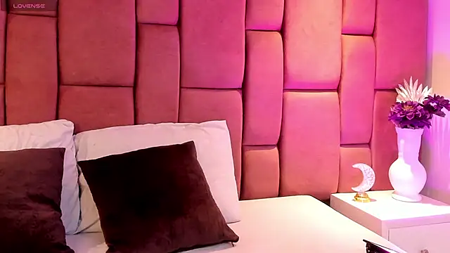 Snapshot of AlannaJonnes chatting on September 18, 8:23 pm AlannaJonnes online show from September 18, 8:23 pm