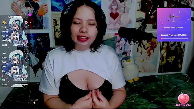 Snapshot of Lil-La chatting on December 2, 5:20 am Lil-La online show from December 2, 5:20 am