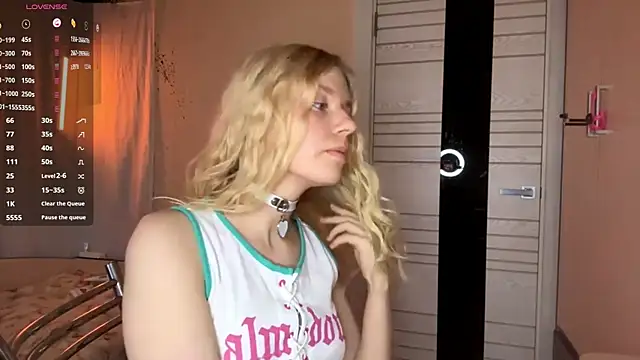 Snapshot of MaryjaneSpider chatting on September 16, 2:40 pm MaryjaneSpider online show from September 16, 2:40 pm