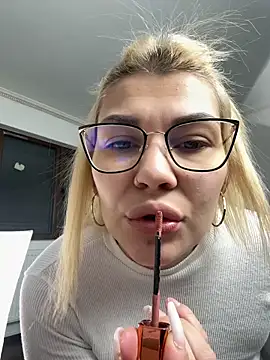 MiaKiittyy online show from December 18, 1:22 am