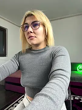 MiaKiittyy online show from December 19, 4:53 pm