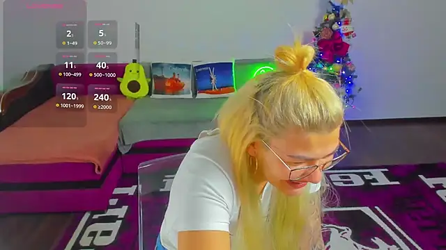 MiaKiittyy online show from December 19, 1:31 am