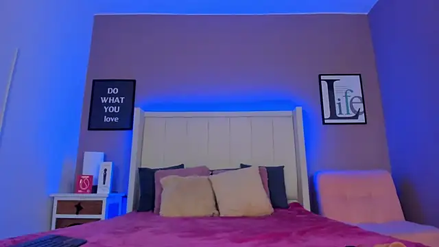 Snapshot of sarahyessica chatting on February 7, 7:05 am sarahyessica online show from February 7, 7:05 am